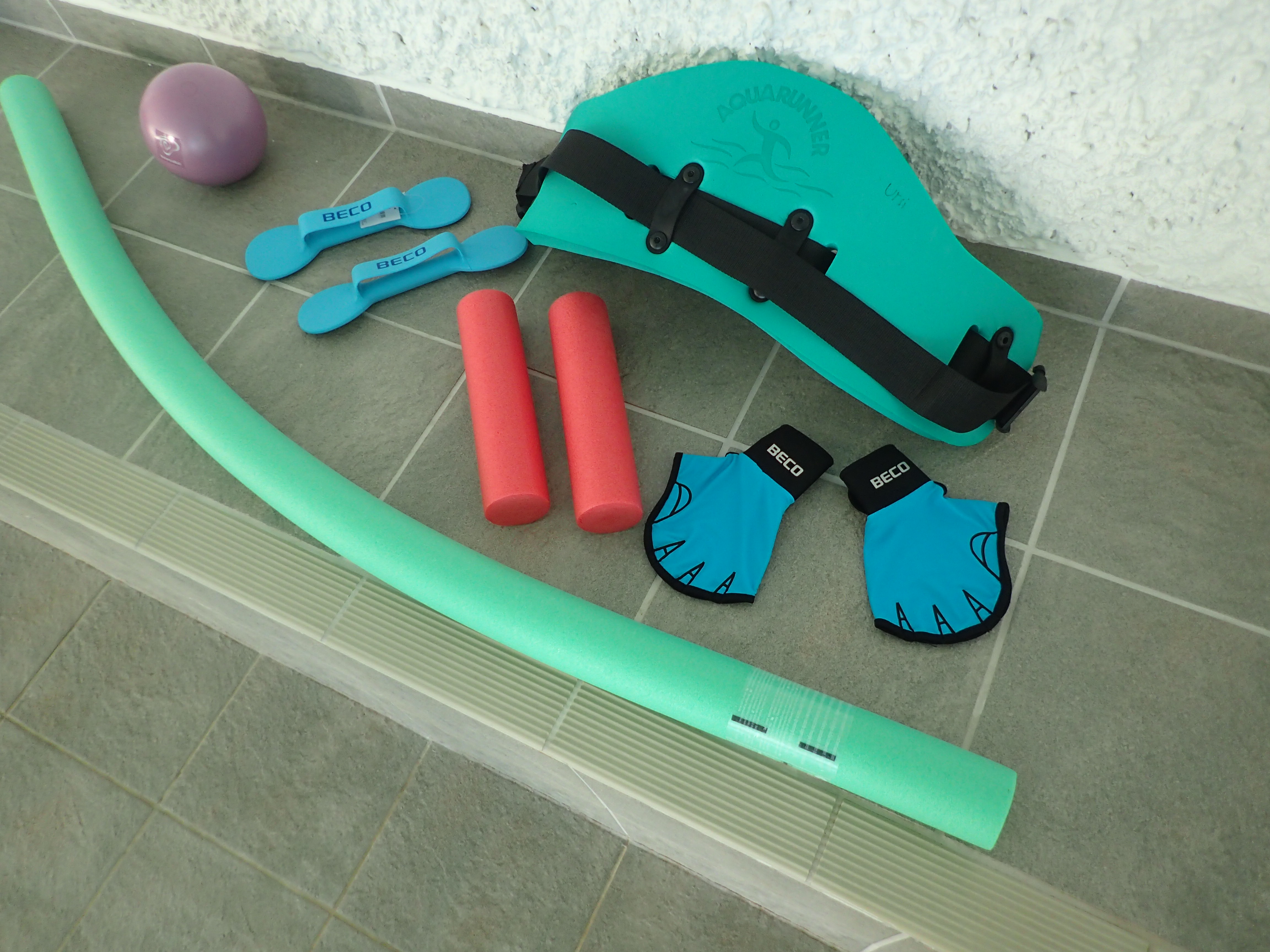 Poolnudel, Gymnastik-Ball, Beflex-Hanteln, Poolsticks, Handschuhe, Aqua-Jogging-Gurt